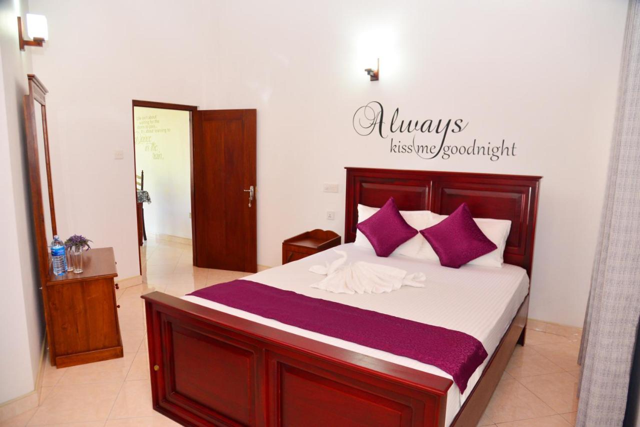 Cinnamon Holiday Inn Hikkaduwa Exterior photo