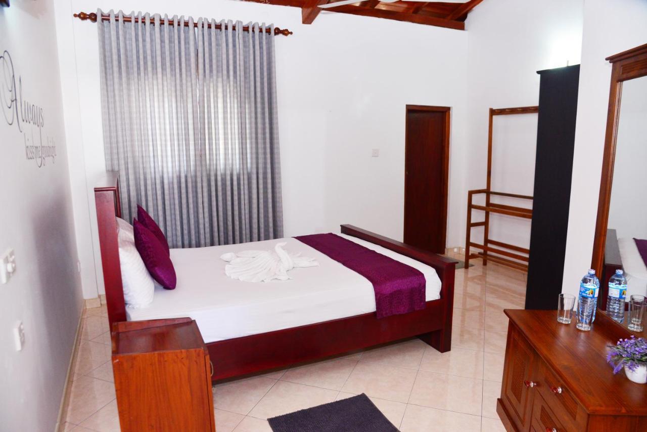Cinnamon Holiday Inn Hikkaduwa Exterior photo